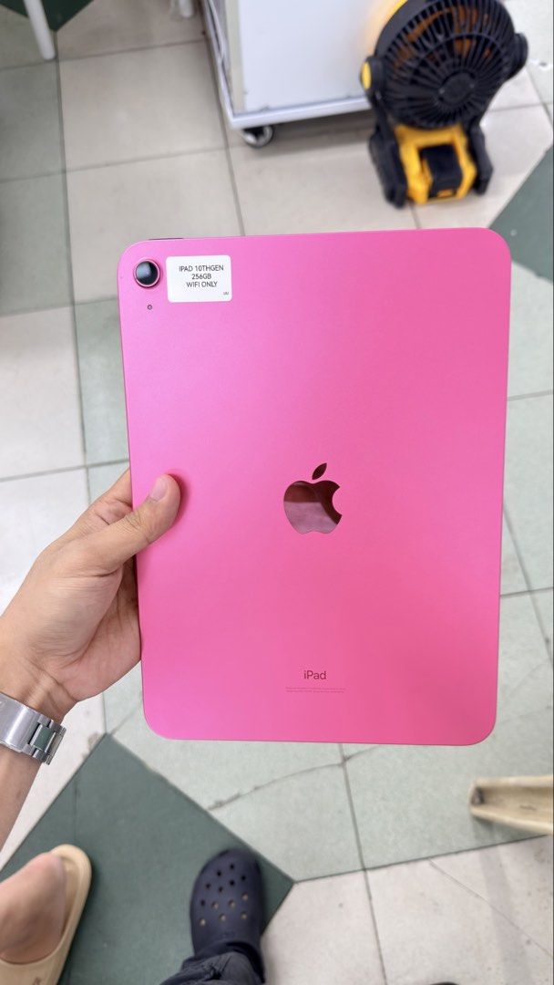 iPad 10th Gen 256gb Wifi No issue (Category: iPad) located in Manila. Submitted by carimgadgets (Listing ID 1460655540, Image 1). Description: .