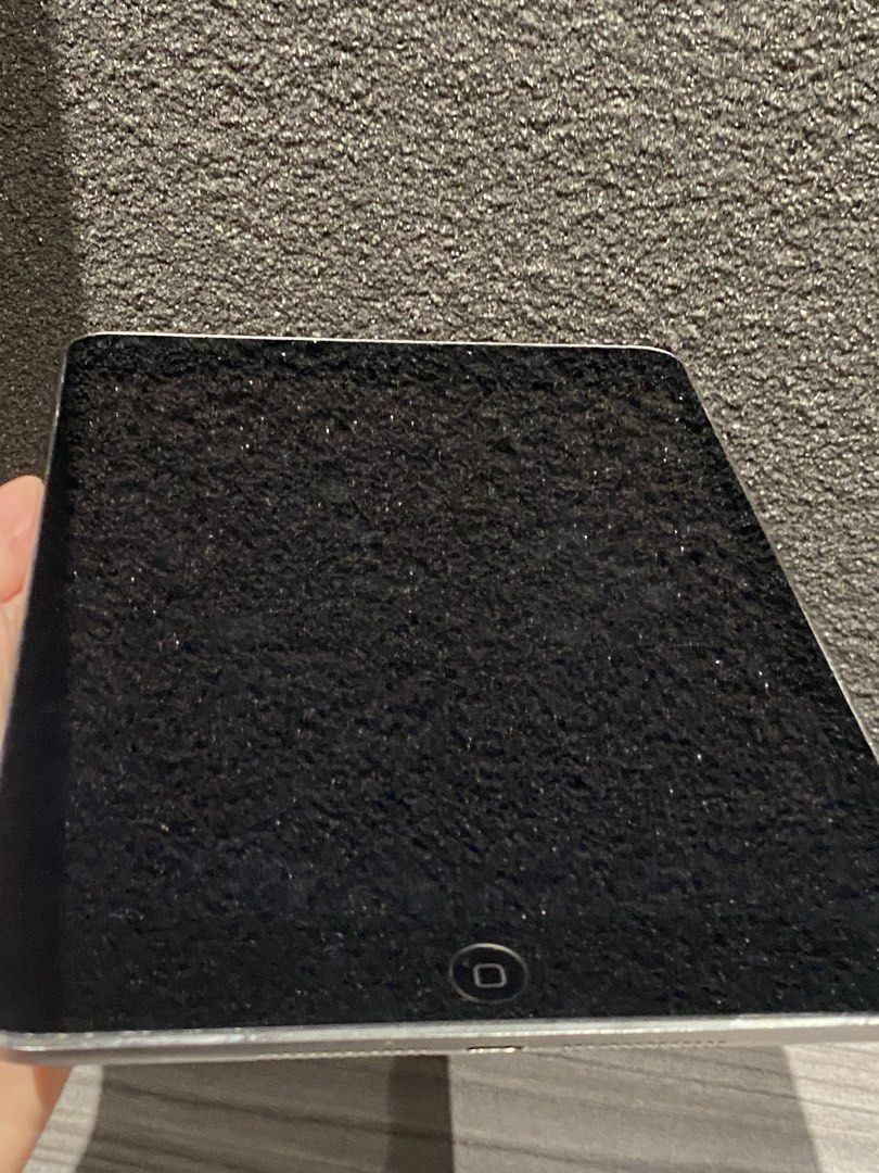 iPad Mini 2 (Category: iPad) located in Kuala Lumpur. Submitted by JasonNgew (Listing ID 1460616730, Image 3). Description: Screen:7.9 Chip:Apple A7 Battery:6470mah 331g.