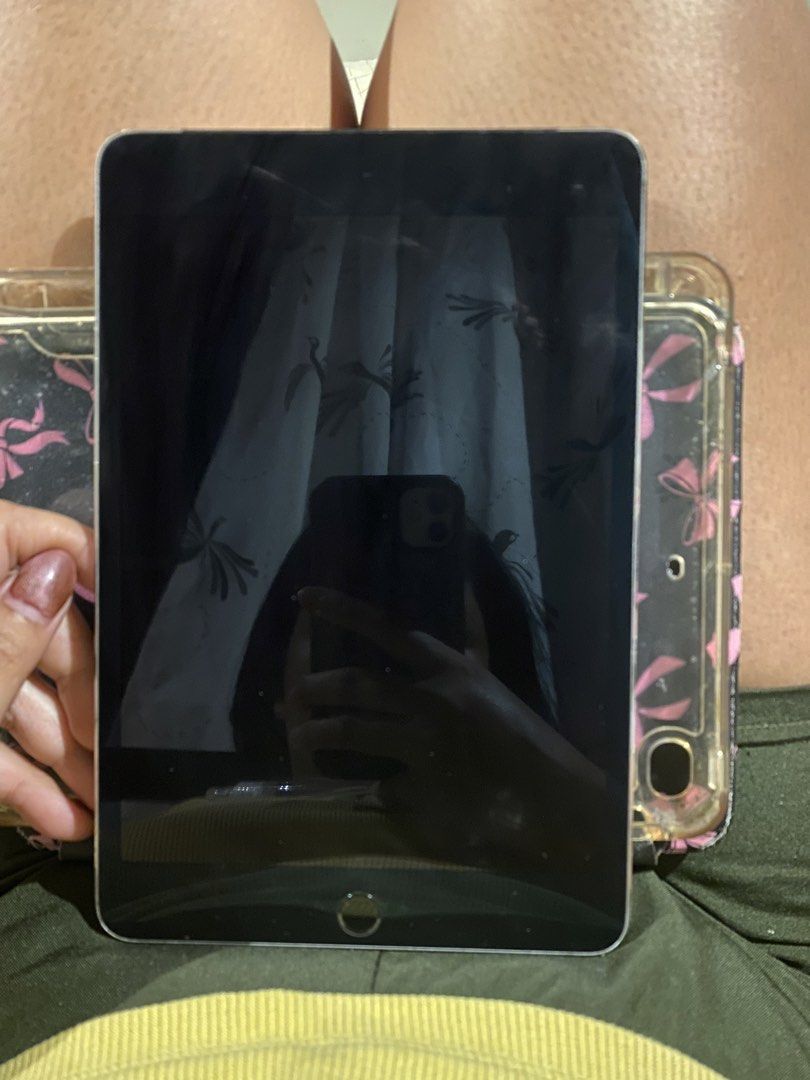 Ipad mini 4 64gb (Category: iPad) located in Angono. Submitted by christeeeeeeyn (Listing ID 1460708690, Image 2). Description: Okay pa gamitin di masyado mabilis malowbat. Taytay rizal location Scratches dahil sa case, other than that no issue Unit and used case only.