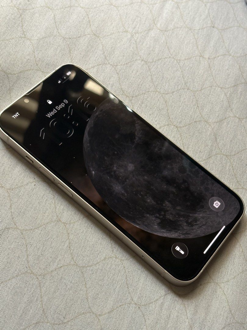 Iphone 13 (Category: iPhone 13 Series) located in Bulacan. Submitted by heluv3ss.grantt (Listing ID 1460521029, Image 1). Description: free case + original charger — (bought po sa apple store and no repair).