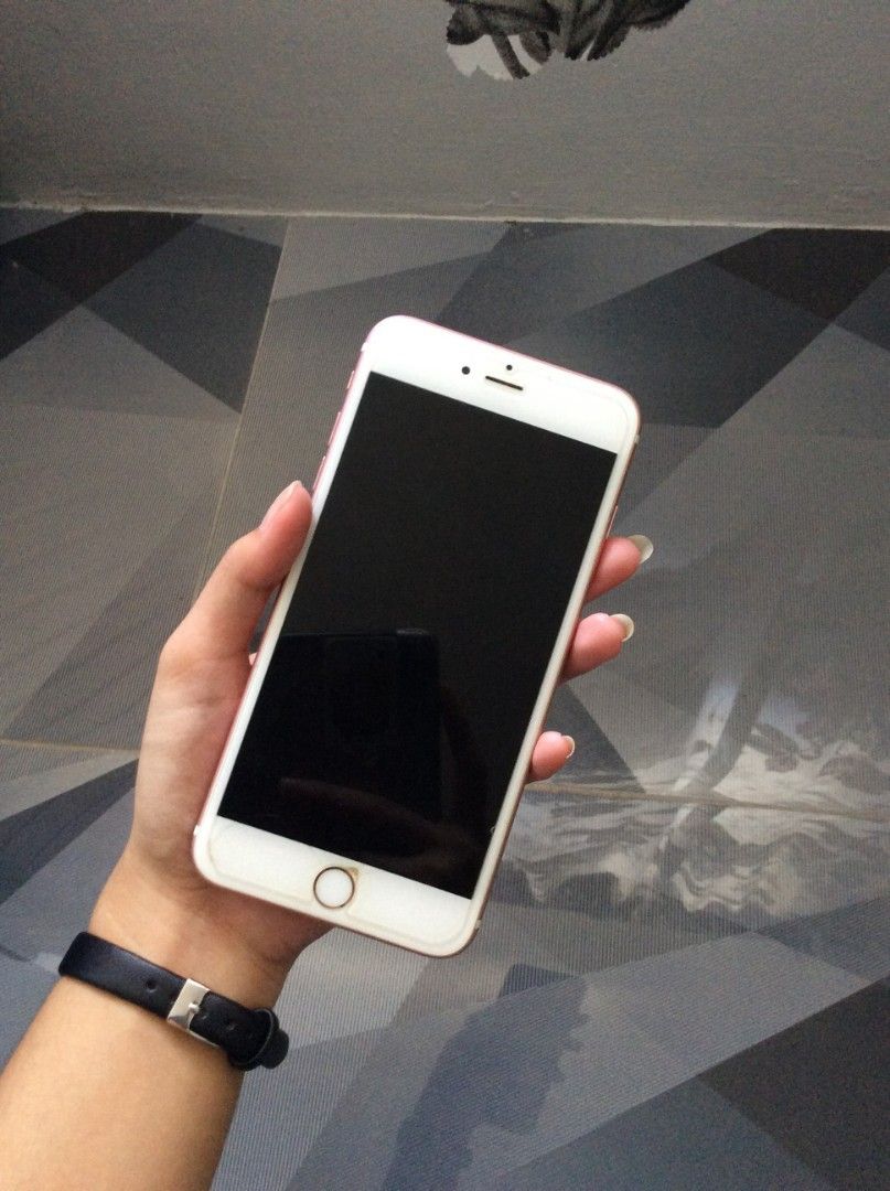 Iphone 6s+ 32gb rose gold (Category: iPhone 6 Series) located in Manila. Submitted by swishmeloone (Listing ID 1460523881, Image 1). Description: 📌 lady used 📌 det; price for attention only - issue ; inner part need change - bypassed with no sim - no shaking camera front&back ✓ - no hidden dents, minimal paint chips ✓ - original parts, not yet replaced ✓ .