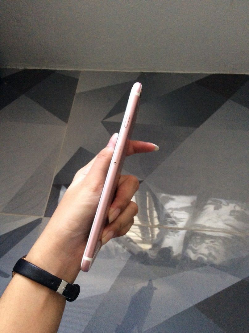 Iphone 6s+ 32gb rose gold (Category: iPhone 6 Series) located in Manila. Submitted by swishmeloone (Listing ID 1460523881, Image 3). Description: 📌 lady used 📌 det; price for attention only - issue ; inner part need change - bypassed with no sim - no shaking camera front&back ✓ - no hidden dents, minimal paint chips ✓ - original parts, not yet replaced ✓ .