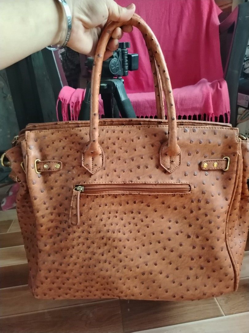 Japan collection ostritch leather (Category: Shoulder Bags) located in Tagum. Submitted by mjprelovedbags2020 (Listing ID 1460508581, Image 3). Description: May nadikit lang paint sa sling but di naman xa nakakaapekto sa performance ng bag napakagnda like new ung bag malaki good for office and travel bag.. Super tibay.