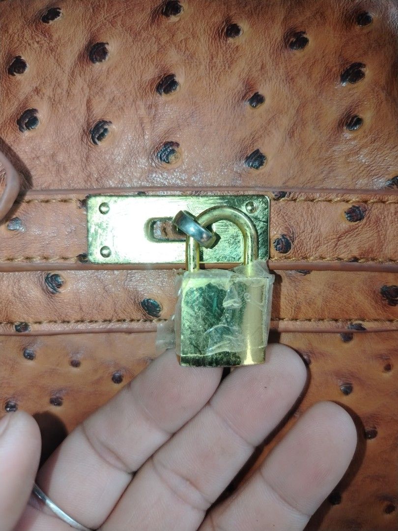 Japan collection ostritch leather (Category: Shoulder Bags) located in Tagum. Submitted by mjprelovedbags2020 (Listing ID 1460508581, Image 2). Description: May nadikit lang paint sa sling but di naman xa nakakaapekto sa performance ng bag napakagnda like new ung bag malaki good for office and travel bag.. Super tibay.