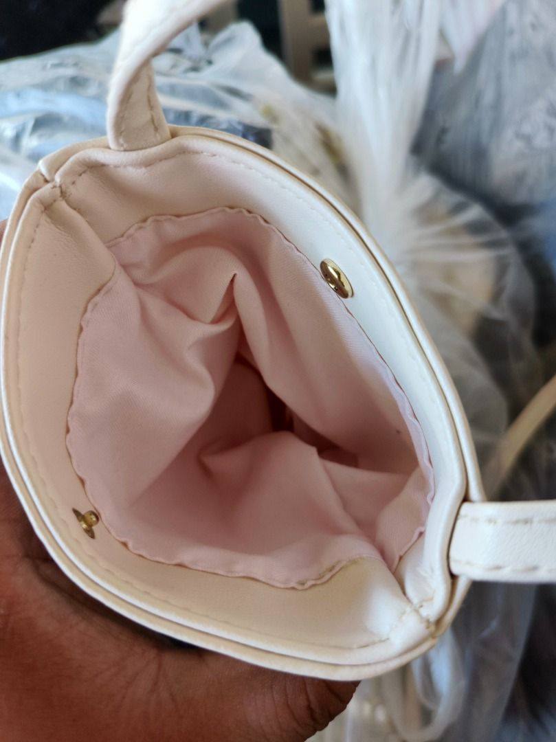 Jill Stuart Cream Pouch Bag (Category: Purses & Pouches) located in San Leonardo. Submitted by burgossanleonardo.12345 (Listing ID 1460643726, Image 3). Description: - Jill Stuart cream pouch bag - Long strap for crossbody wear - Ideal for phone and small essentials - Clean and simple design - Includes original tag.