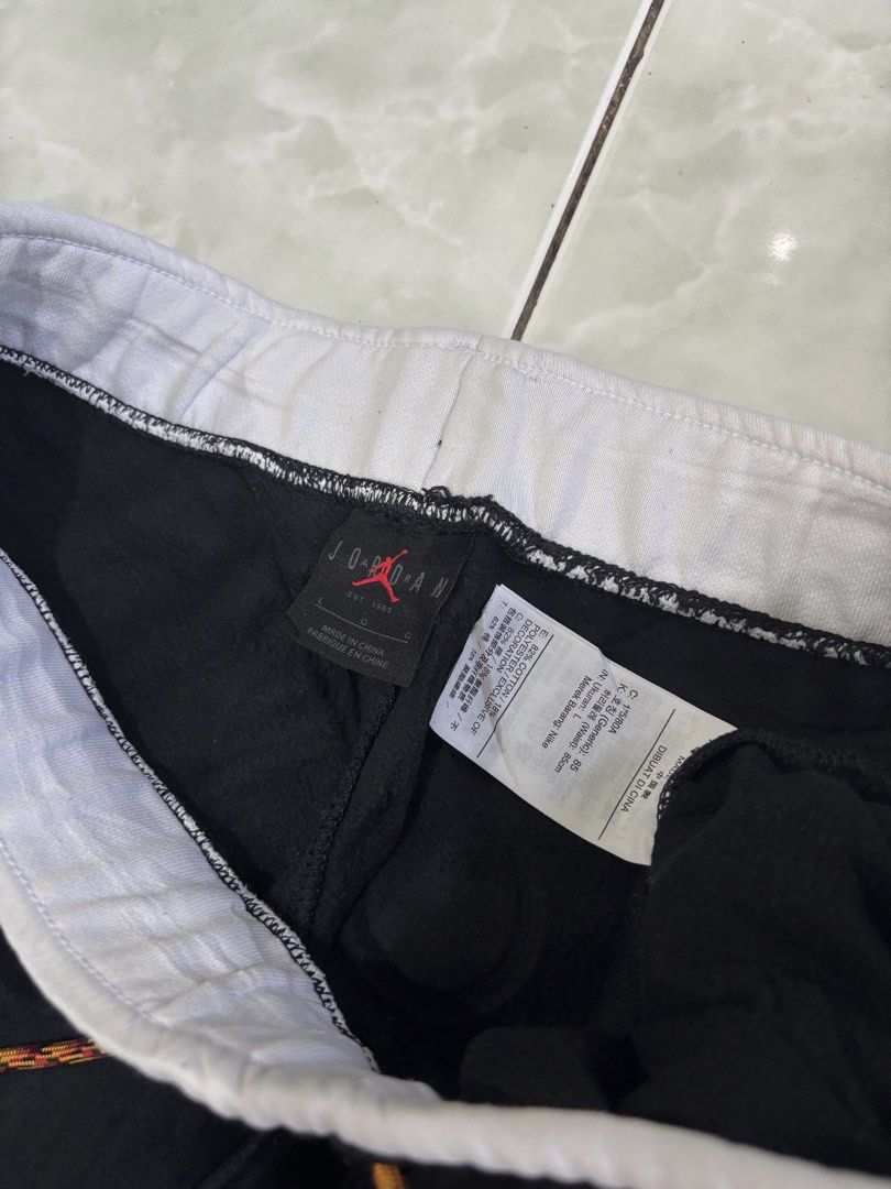 Jordan Jumpman Black Jogger Pants (Category: Joggers) located in Daraga. Submitted by hannieldustin (Listing ID 1460676904, Image 2). Description: - Black Jordan sweatpants - Features iconic Jumpman logo - Comfortable drawstring waist - Two convenient side pockets - Elasticated cuffs for a snug fit - Versatile for casual wear or sports activities - Made in China.