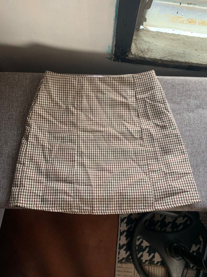 JUST G Brown Gingham Cropped Top (Category: Sleeveless) located in Manila. Submitted by neen.n (Listing ID 1460574041, Image 2). Description: - Brown gingham cropped top - Brand: JUST G - Estimated size: M(26-27) - length: 36cm.