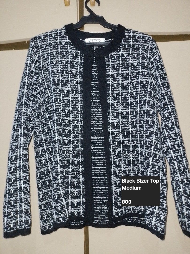 Kasper Black & White Textured Blazer Top Medium (Category: Coats, Jackets and Outerwear) located in Andop. Submitted by myramaningo.1220 (Listing ID 1460571081, Image 1). Description: Black and white textured blazer top from Kasper. Buttonless front with a black trim detail. Long sleeves. Looks great layered or on its own. Size Medium..