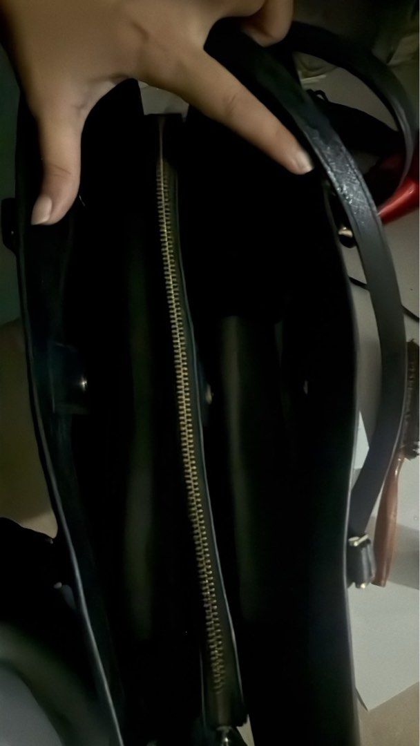 Kate Spade Black Leather Tote Bag (Category: Tote Bags) located in Muntinlupa City. Submitted by dealsbyann (Listing ID 1460544443, Image 2). Description: - Madison Saffiano Leather, Large Laptop Tote Kate Spade bag - Spacious interior with a secure zippered compartment - Comfortable shoulder straps for easy carrying - Ideal for work, school, or everyday use.