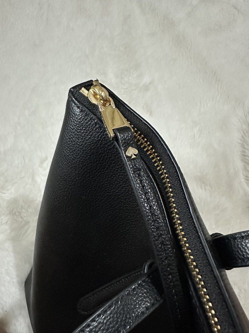 Kate Spade KO140 Black All Day Tote (Category: Tote Bags) located in Cebu City. Submitted by nadinelle (Listing ID 1460515613, Image 2). Description: - Classic black leather tote bag - Brand: Kate Spade - Gold hardware - Zip closure - Interior zip pocket - Spacious main compartment - Ideal for work or everyday use.