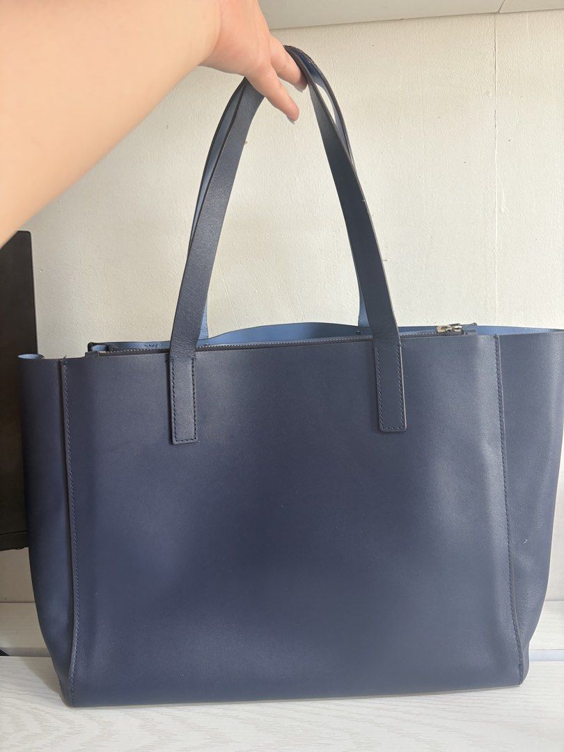 Kate Spade Shoulder Bag/ Tote Bag (Category: Shoulder Bags) located in Quezon City. Submitted by geminiselection (Listing ID 1460542158, Image 3). Description: - authentic 💯 - very spacious and has a lot of compartments Issue: please see last 2 pics, not noticeable naman Can be a book tote, fits up to 15 inches na laptop.