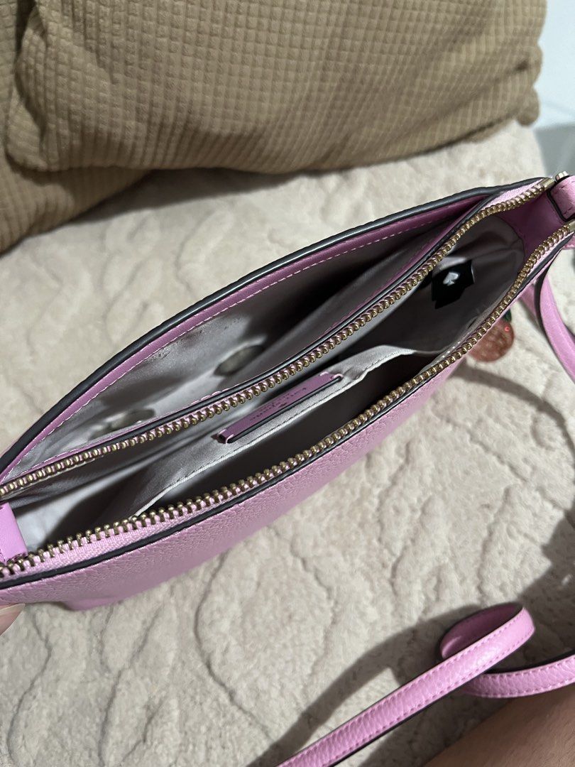 KATE SPADE SLING (Category: Cross-body Bags) located in Manila. Submitted by xrnpqk2952 (Listing ID 1460541202, Image 3). Description: Authentic 💯 from US Super ganda pa talaga nito, natapon ko na cards/papel na kasama. Coach key chain not included :) Rfs : di ako mahilig sa pink 😭😆.