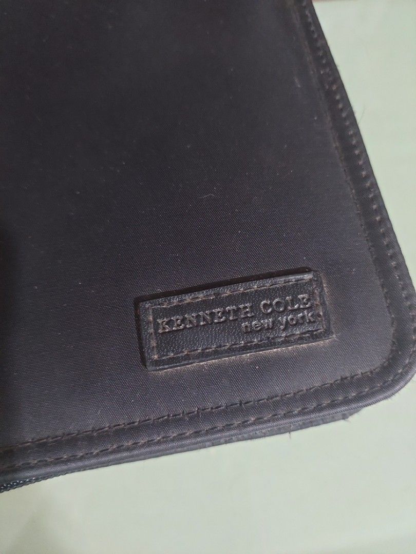 Kenneth Cole CD Holder, Vintage 2000s (Category: Everything Else Others) located in Quezon City. Submitted by donjie (Listing ID 1460510298, Image 2). Description: Vintage CD Holder Kenneth Cole Zipper Closure 24 cds.