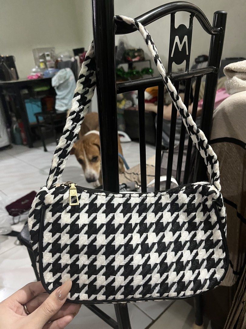 Kili bags (take all) (Category: Shoulder Bags) located in Quezon City. Submitted by baglady__ (Listing ID 1460604715, Image 2). Description: -Chic Kili bags -in excellent condition -never been used 📍QC.