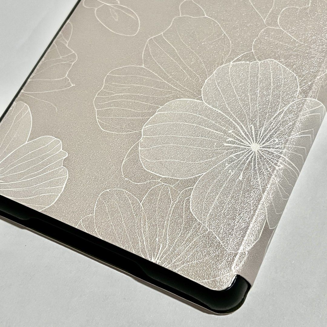 Kindle Case Basic 10th gen (Category: Cases & Sleeves) located in Valenzuela. Submitted by luise_ (Listing ID 1460706055, Image 2). Description: - Ordered wrong size - Very nice in actual - Kindle basic 10th gen.