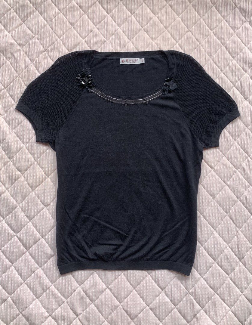 knit sleeves navy blue top (Category: Blouses) located in Imus. Submitted by totorocchin (Listing ID 1460687899, Image 1). Description: S-M no flaws.