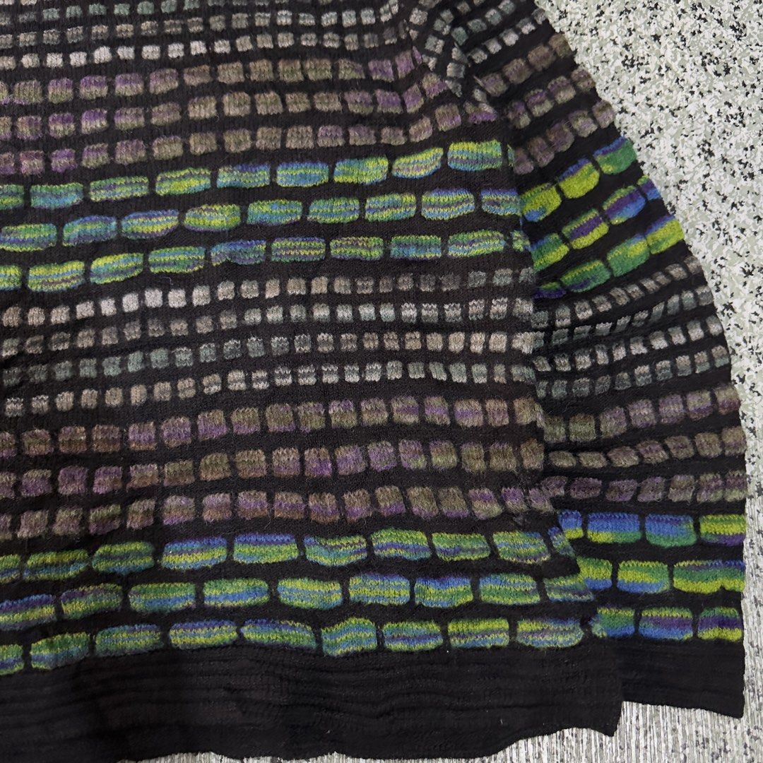 Knited Sweater (Category: Coats, Jackets and Outerwear) located in Baguio. Submitted by secondoption.ph (Listing ID 1460508810, Image 3). Description: Size medium Length 23 Width 20.