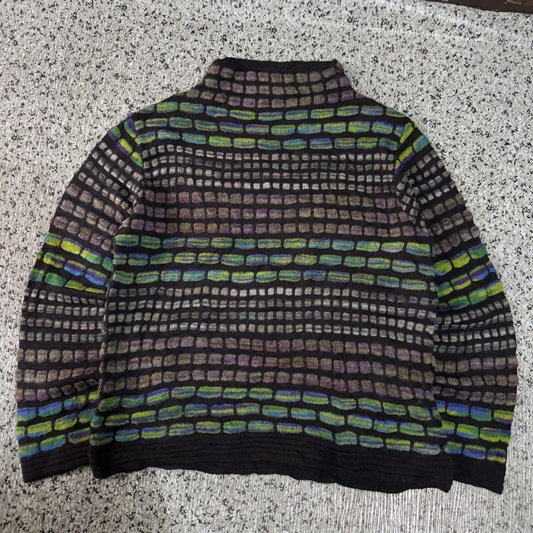 Knited Sweater (Category: Coats, Jackets and Outerwear) located in Baguio. Submitted by secondoption.ph (Listing ID 1460508810, Image 1). Description: Size medium Length 23 Width 20.