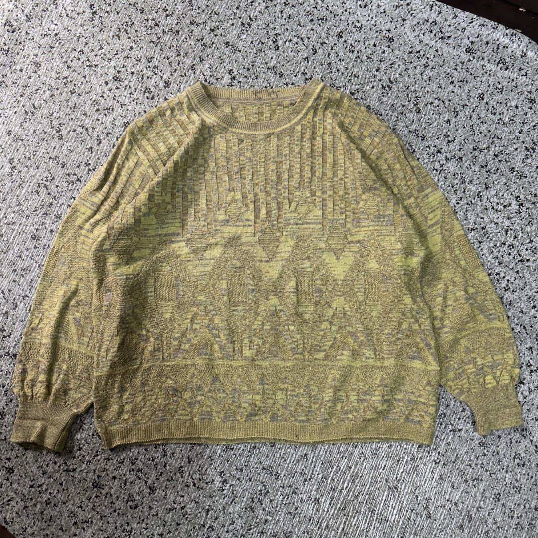 Knited Sweater (Category: Coats, Jackets and Outerwear) located in Baguio. Submitted by secondoption.ph (Listing ID 1460564913, Image 1). Description: Size medium Length 22 Width 21.5.