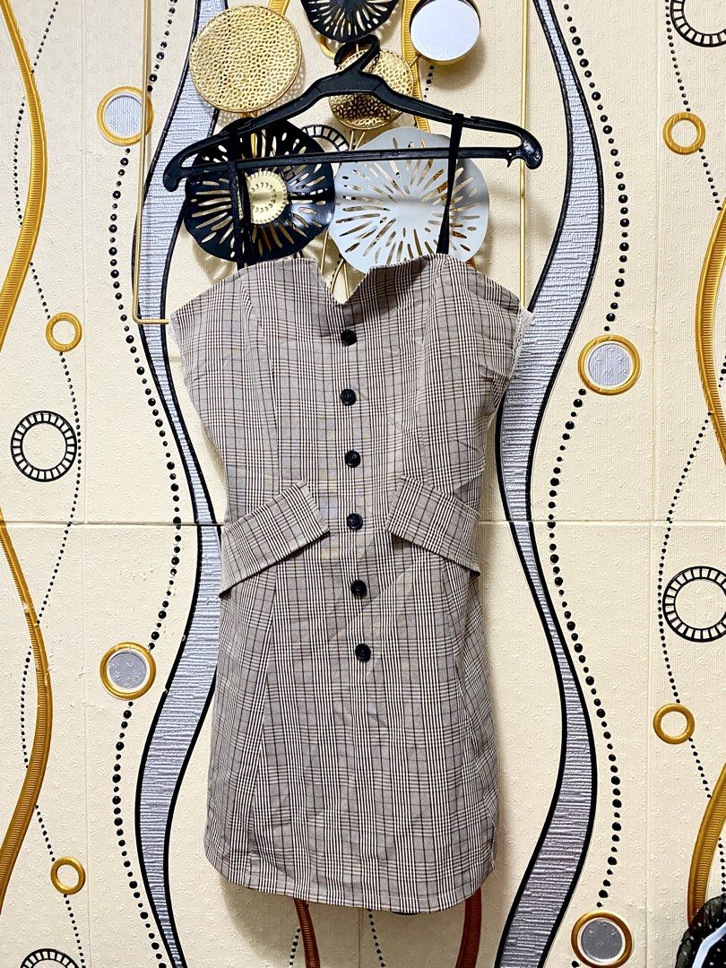 Korean Plaid Dress (Category: Dresses) located in Bacoor. Submitted by shopwithdana_ (Listing ID 1460560107, Image 1). Description: Stylish plaid strapless top featuring a unique button-front design and structured waist panels that create a flattering silhouette. Perfect for layering over a white t-shirt or wearing on its own for a chic, trendy look! Size: Small- Med Waist:28 Mop: Cashg/ Bank transfer Mod: Jnt/ lalamove 📍Bacoor Cavite.