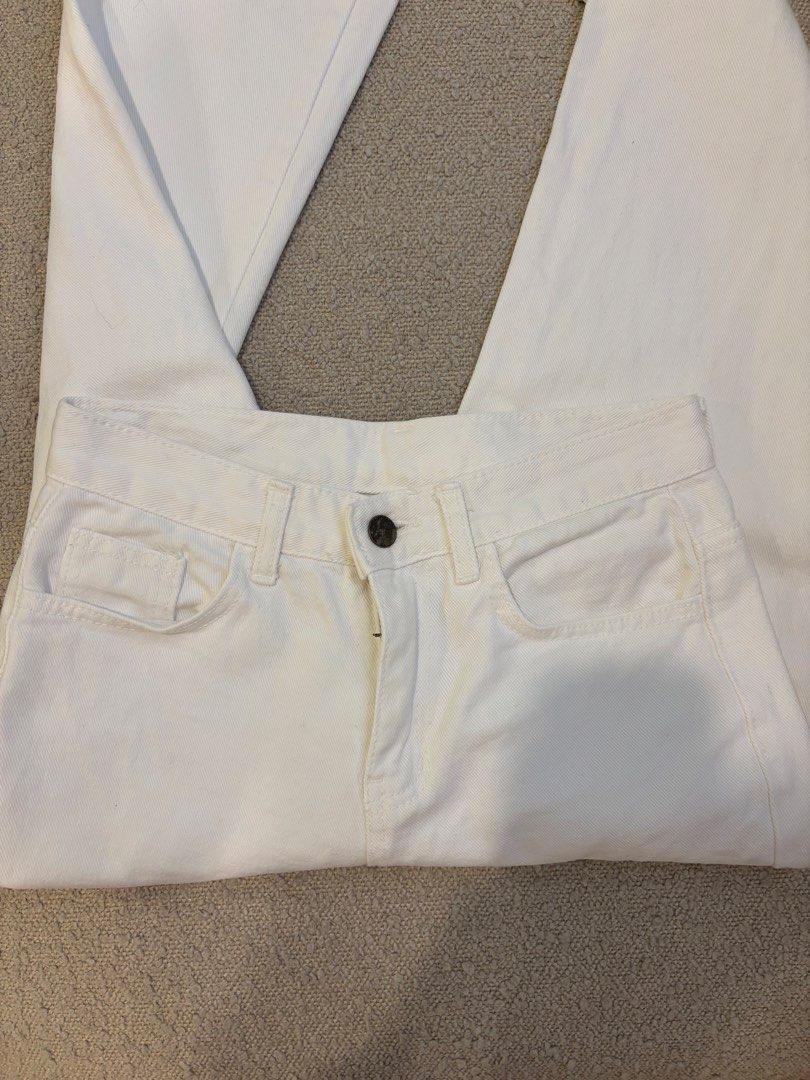 Korean White Denim Jeans (Category: Jeans) located in Manila. Submitted by khloesmom (Listing ID 1460652620, Image 1). Description: - Brand: OH YEAH JEAN - Color: White Denim - Size: S - Origin: Made in Korea - Style: Classic five-pocket - Closure: Button and zip - Ideal for: Everyday wear - Condition: Please check photos for details.