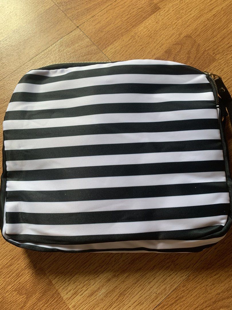 KS Sling and Wrislet (Category: Cross-body Bags) located in Binangonan. Submitted by carou21023 (Listing ID 1460513936, Image 3). Description: .
