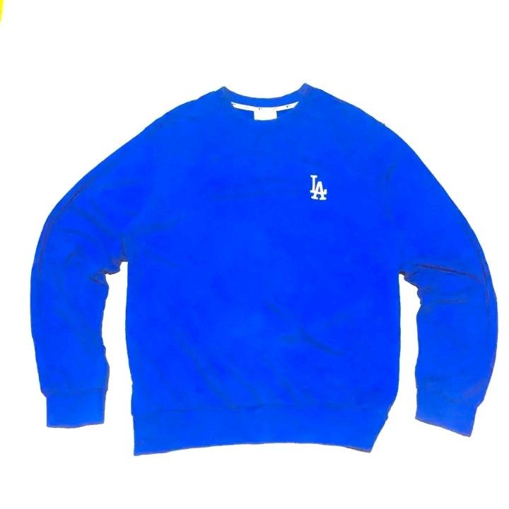 LA Dodgers MLB Blue Crewneck Sweatshirt (Category: Coats, Jackets and Outerwear) located in Calbayog City. Submitted by taking-candy.ph (Listing ID 1460656576, Image 2). Description: - Official MLB merchandise - Blue crewneck sweatshirt - Iconic LA Dodgers 'LA' logo on front and back - Comfortable and stylish for everyday wear - Perfect for casual outings and Dodgers fans.
