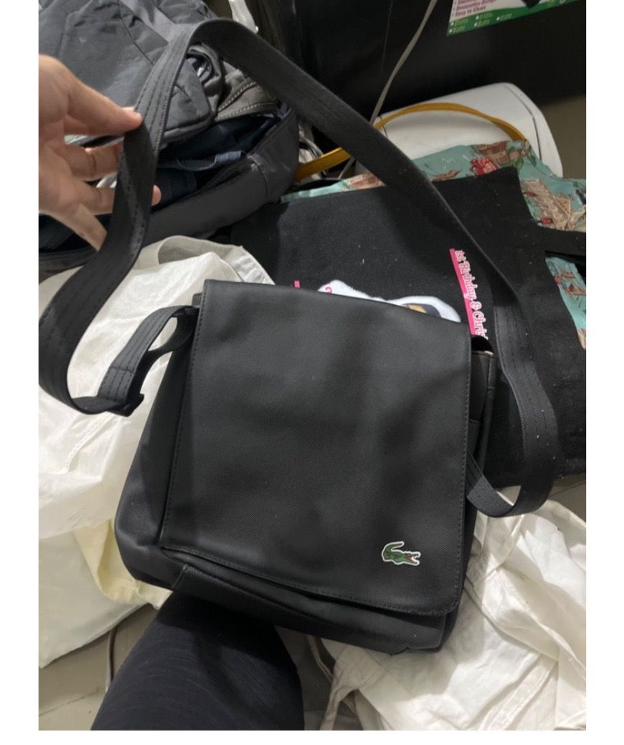 Lacoste Black Messenger Bag (Category: Sling Bags) located in Santiago. Submitted by evrythngulove (Listing ID 1460515149, Image 1). Description: .
