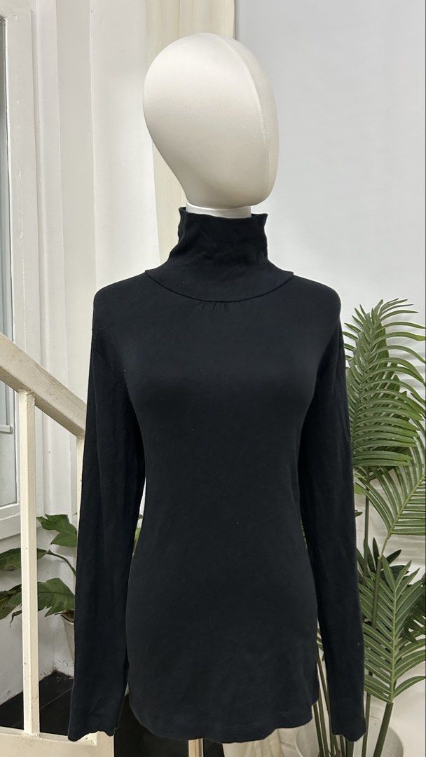 Large Black Cotton Stretch Turtleneck Long Sleeve Top | Minimalist Basic (Category: Longsleeves) located in San Jose del Monte. Submitted by vanessabarredo (Listing ID 1460518180, Image 3). Description: Classic black turtleneck long sleeve top with a clean, minimalist silhouette. Soft cotton-rich fabric with a touch of stretch—an easy layering staple for cooler weather, office wear, travel, or everyday outfits. Condition: Excellent Brand: No Bran