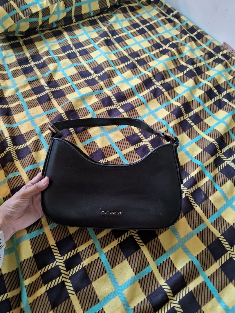 LEATHER BAG (Category: Shoulder Bags) located in Batangas. Submitted by meowskibop (Listing ID 1460529785, Image 3). Description: -rfs: decluttering, di na masyado nagagamit -Negotiable -good as new -used twice ata -good condition -feel free to ask question😄😄.
