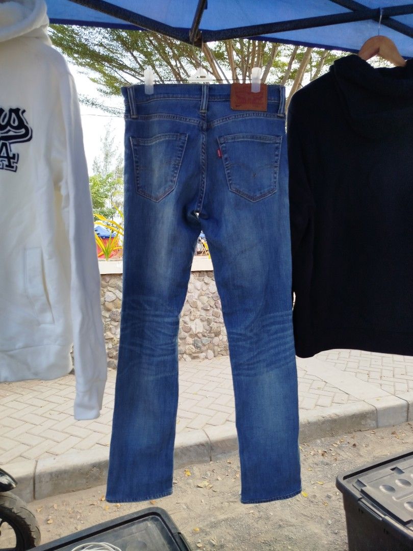 Levi's 511 Slim Fit Jeans Size 28x32 (Category: Jeans) located in Manila. Submitted by warrenwarr65028 (Listing ID 1460654912, Image 1). Description: - Classic Levi's 511 Jeans - Style: Slim Fit - Size: 28 Waist x 32 Length - Wash: Medium Blue with natural fading - Features: Durable and stylish, perfect for everyday wear - Condition: Please check photos for detailed condition.