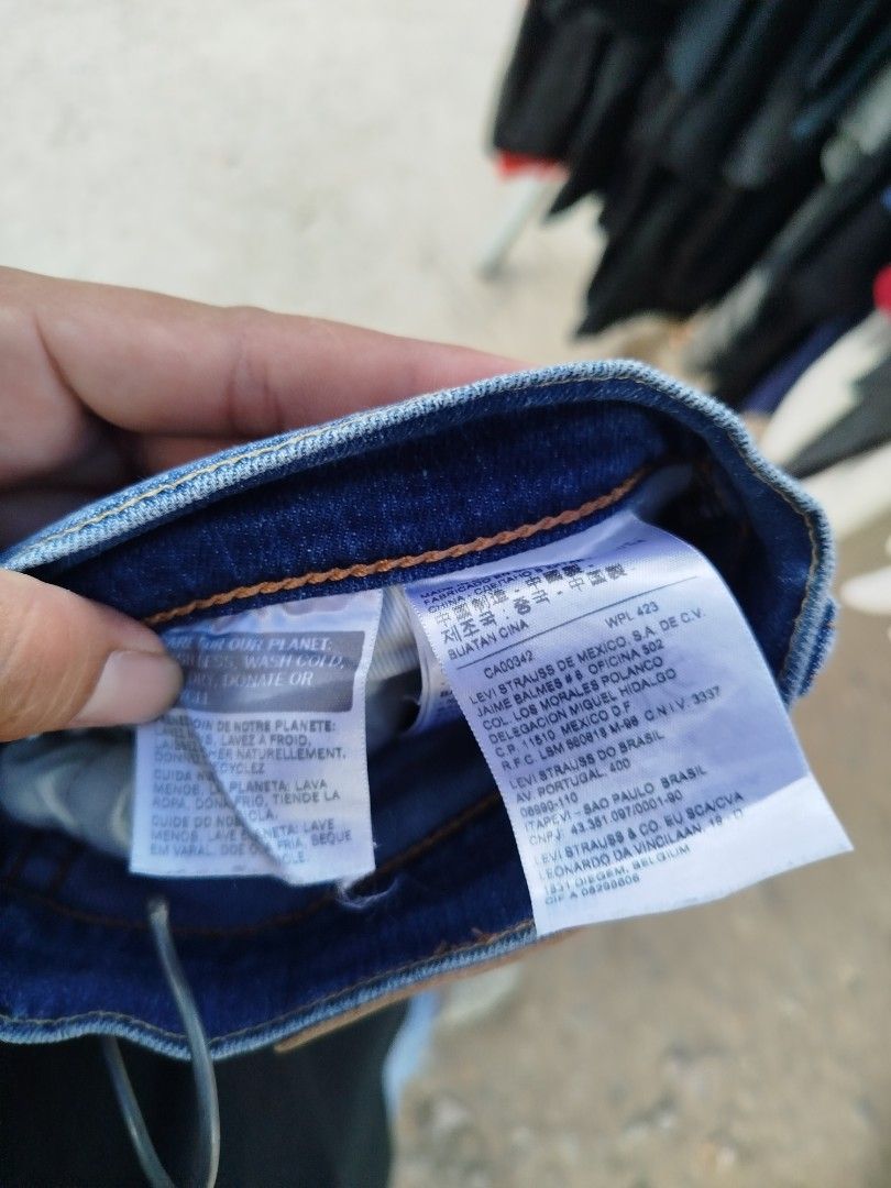Levi's 511 Slim Fit Jeans Size 28x32 (Category: Jeans) located in Manila. Submitted by warrenwarr65028 (Listing ID 1460654912, Image 3). Description: - Classic Levi's 511 Jeans - Style: Slim Fit - Size: 28 Waist x 32 Length - Wash: Medium Blue with natural fading - Features: Durable and stylish, perfect for everyday wear - Condition: Please check photos for detailed condition.