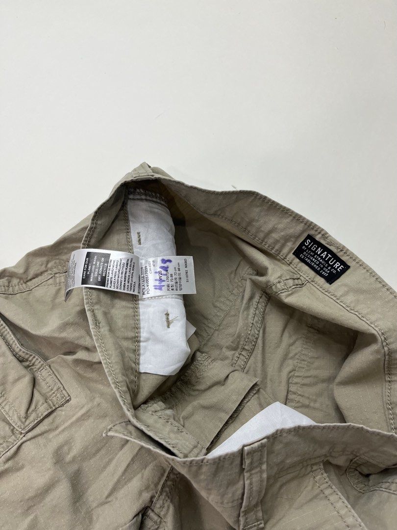 Levis Shorts (Category: Shorts) located in Makati City. Submitted by ufcknwthbst (Listing ID 1460558335, Image 3). Description: 19 inch length 9.5/10 condition No issue.