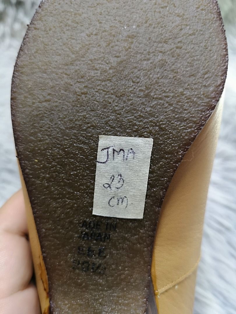 Light Brown leather With Small Decorative Bow Low Heels (Category: Heels) located in Santa Cruz. Submitted by jmy_surplus.2 (Listing ID 1460576606, Image 2). Description: Size ; 23cm Color ; Light Brown Type ; Heels Brand ; No brand Material ; leather Style ; Leather Low Heeled Shoes JMA JMY 1 Batch #219.