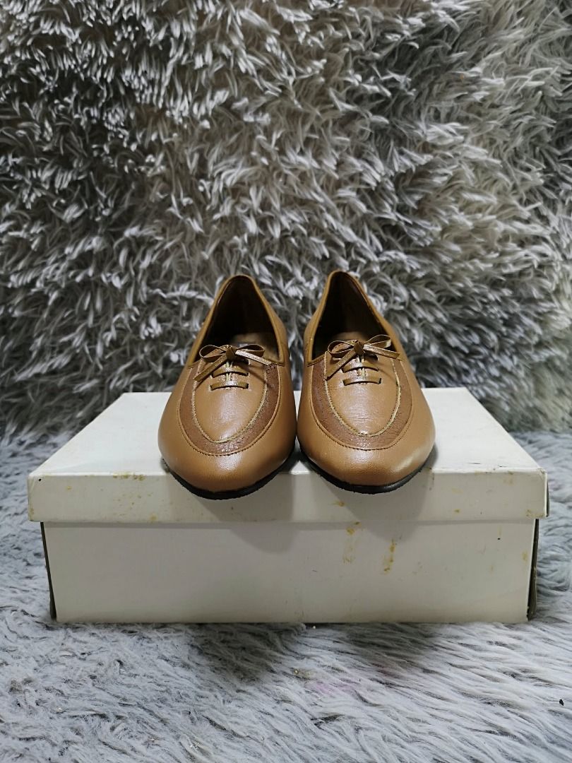 Light Brown leather With Small Decorative Bow Low Heels (Category: Heels) located in Santa Cruz. Submitted by jmy_surplus.2 (Listing ID 1460576606, Image 3). Description: Size ; 23cm Color ; Light Brown Type ; Heels Brand ; No brand Material ; leather Style ; Leather Low Heeled Shoes JMA JMY 1 Batch #219.