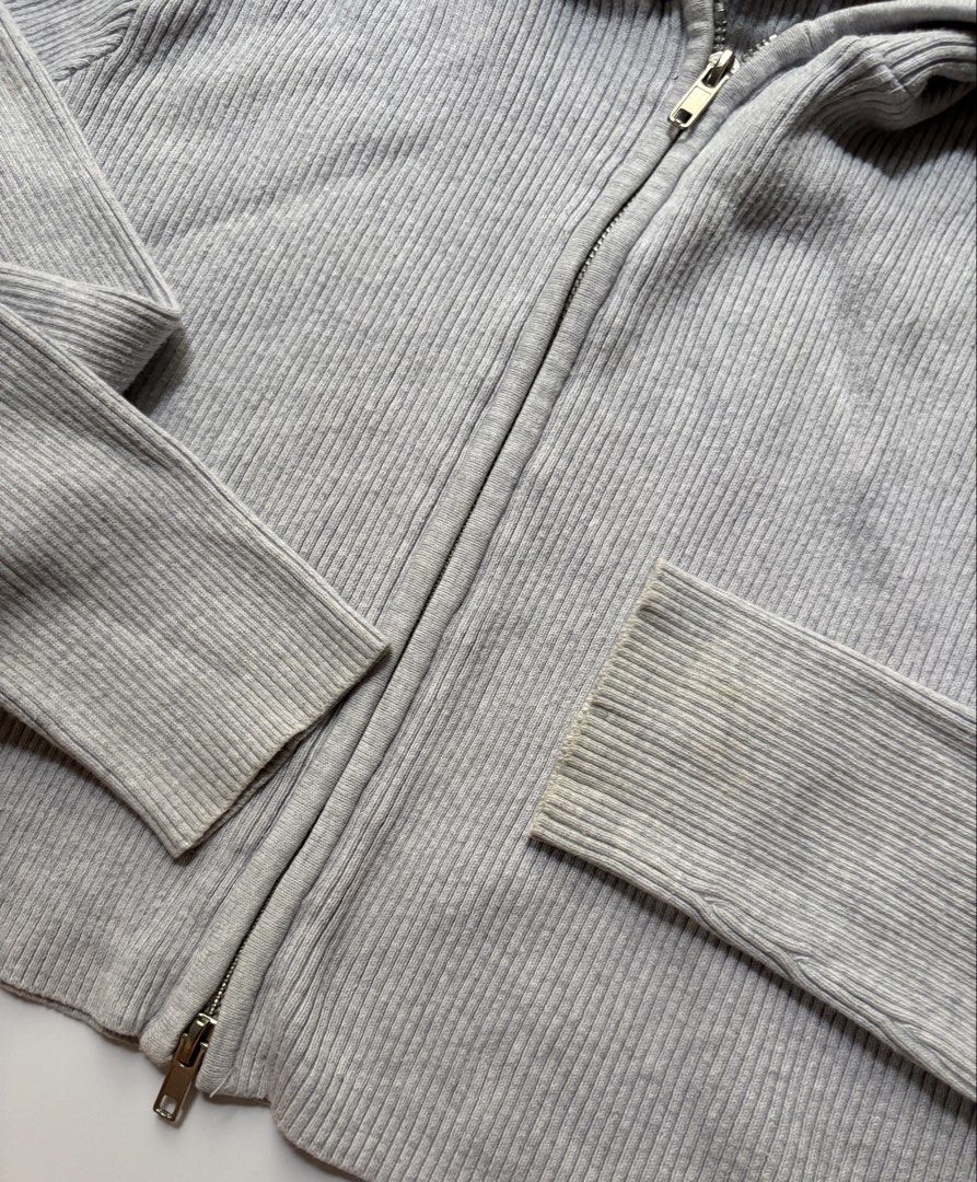 light gray zip up hoodie (Category: Coats, Jackets and Outerwear) located in Quezon City. Submitted by lixheya (Listing ID 1460594412, Image 3). Description: unsure if auth brandy arden :< see pics for flaws.