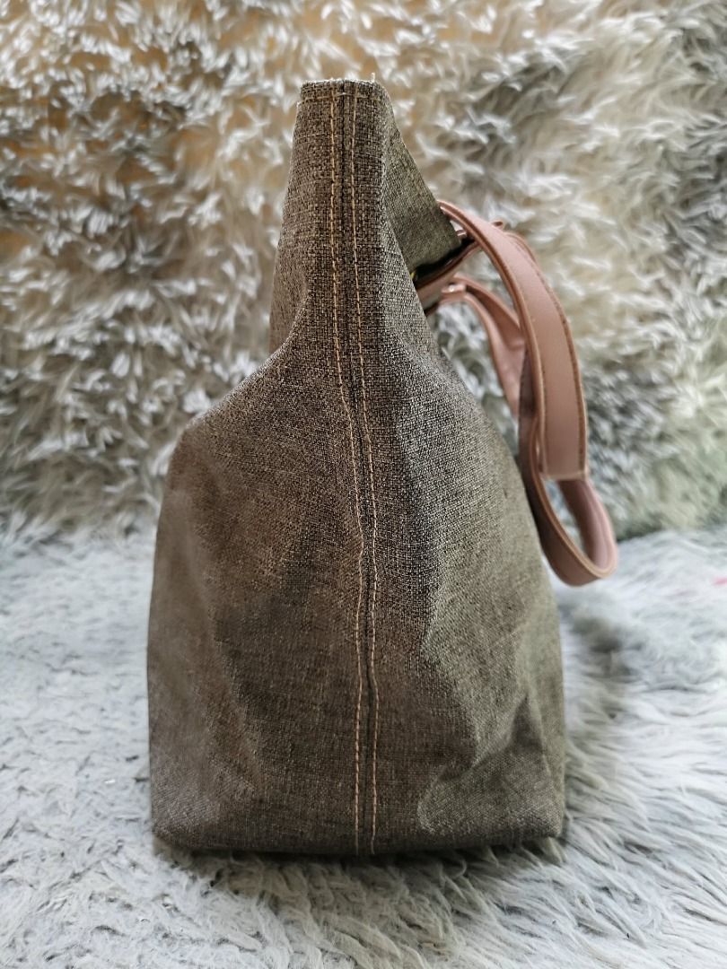 Light Grey Shoulder Bag (Category: Shoulder Bags) located in Santa Cruz. Submitted by jmy_surplus.2 (Listing ID 1460524286, Image 3). Description: Size ; L - 10 W - 16 Color ; Light Grey Type ; Shoulder bag Brand ; No brand Material ; Synthetic Style ; Light Grey With peach Strap Shoulder Bag LR 173 JMY 5 Batch #218.