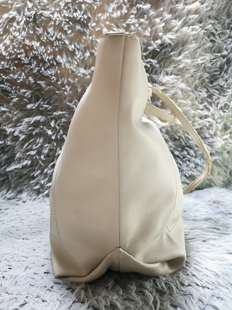 Light Taupe Leather Snap Closure Hand & Sling Bag (Category: Purses & Pouches) located in Santa Cruz. Submitted by jmy_surplus.2 (Listing ID 1460590223, Image 3). Description: Size ; L - 11 W - 18 Color ; Light Taupe Type ; Hand & Sling Bag Brand ; No Brand Material ; Leather Style ; Matte Leather Hand & Sling Bag LR 167 JMY 1 Batch #219.