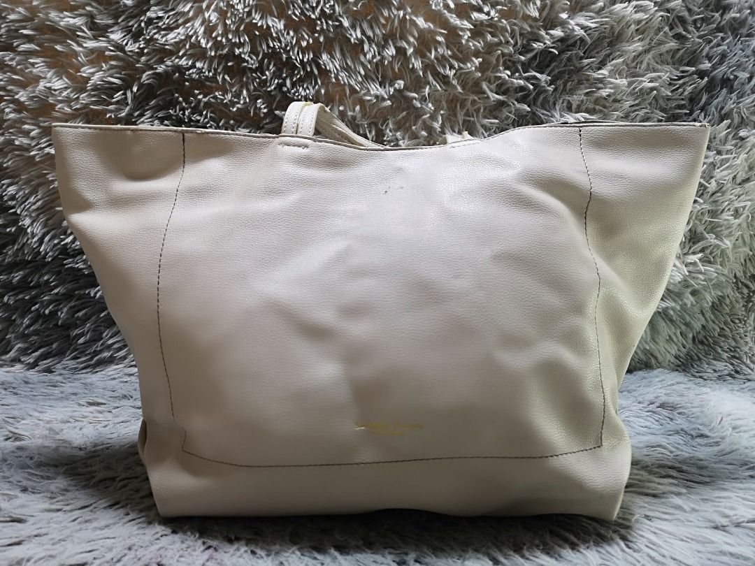 Light Taupe Leather Snap Closure Hand & Sling Bag (Category: Purses & Pouches) located in Santa Cruz. Submitted by jmy_surplus.2 (Listing ID 1460590223, Image 1). Description: Size ; L - 11 W - 18 Color ; Light Taupe Type ; Hand & Sling Bag Brand ; No Brand Material ; Leather Style ; Matte Leather Hand & Sling Bag LR 167 JMY 1 Batch #219.