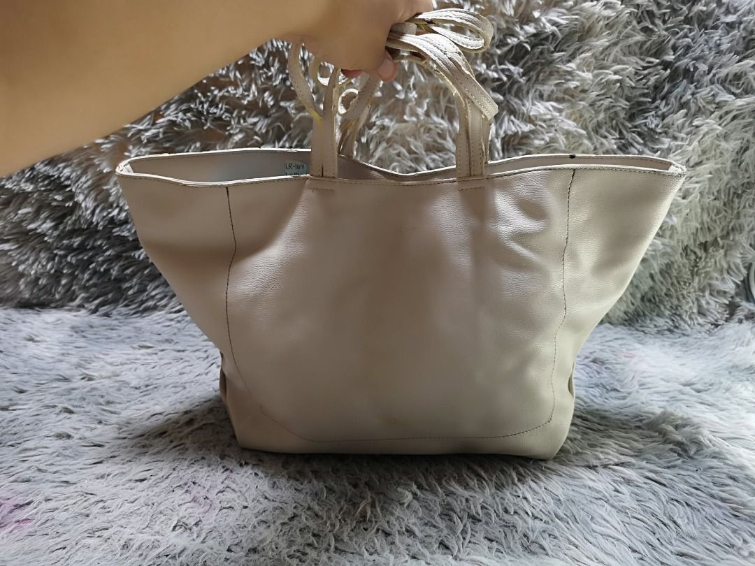 Light Taupe Leather Snap Closure Hand & Sling Bag (Category: Purses & Pouches) located in Santa Cruz. Submitted by jmy_surplus.2 (Listing ID 1460590223, Image 2). Description: Size ; L - 11 W - 18 Color ; Light Taupe Type ; Hand & Sling Bag Brand ; No Brand Material ; Leather Style ; Matte Leather Hand & Sling Bag LR 167 JMY 1 Batch #219.
