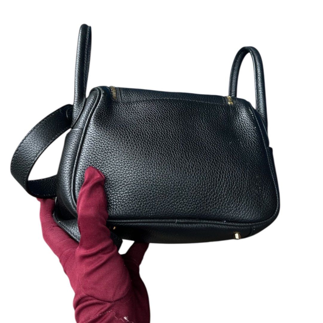 Lindy (Category: Cross-body Bags) located in San Fabian. Submitted by rei_aniels (Listing ID 1460537176, Image 3). Description: Lindy Like new Black Genuine leather(NO BRAND) Kasya Big phone Super nice in actual .