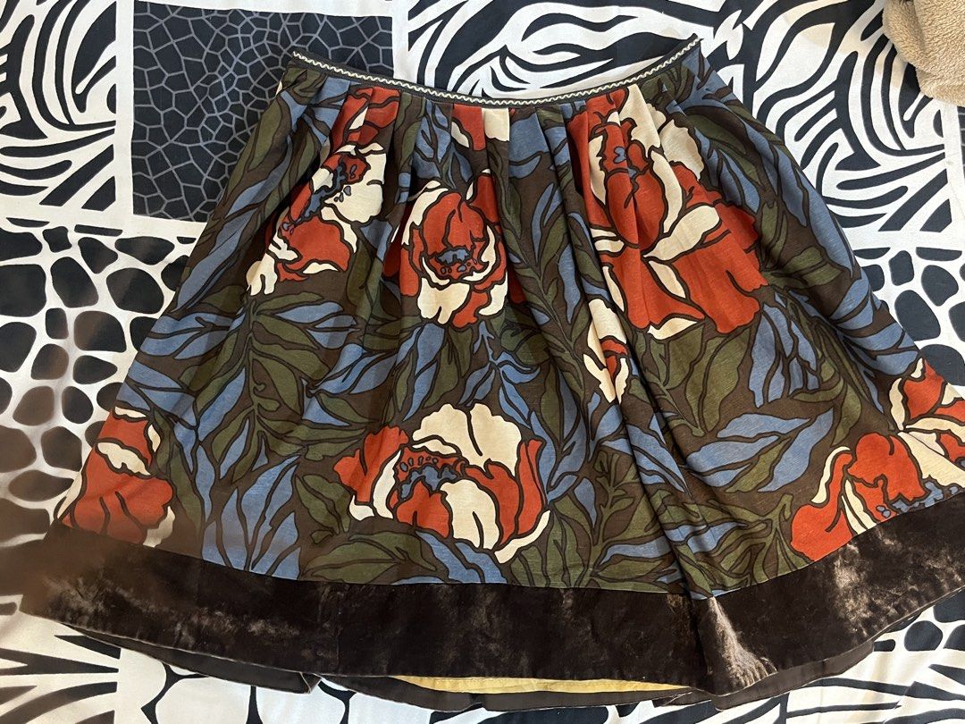 Lois Crayon Midi Skirt (Category: Skirts) located in Rizal. Submitted by koniclothes (Listing ID 1460693333, Image 1). Description: Size 27-29.