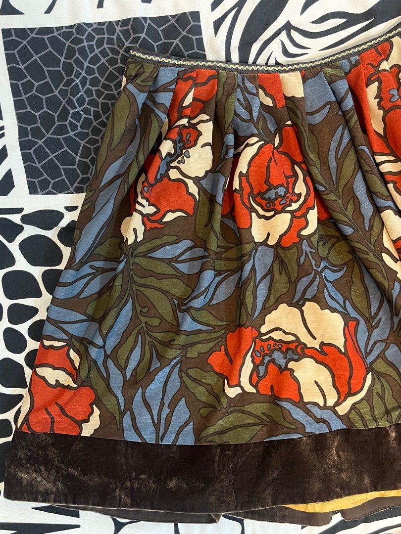 Lois Crayon Midi Skirt (Category: Skirts) located in Rizal. Submitted by koniclothes (Listing ID 1460693333, Image 2). Description: Size 27-29.