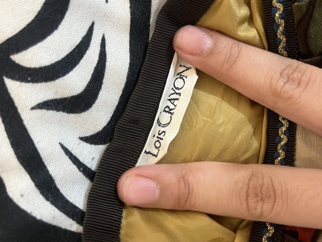 Lois Crayon Midi Skirt (Category: Skirts) located in Rizal. Submitted by koniclothes (Listing ID 1460693333, Image 3). Description: Size 27-29.