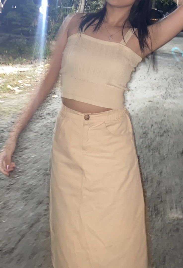 Long Beige Skirt (Category: Skirts) located in Guagua. Submitted by tinni.mendi19 (Listing ID 1460611381, Image 2). Description: (No Brand) Long beige skirt Slight flaw beside button and small stain pretty skirt for a picnic! Size: US 4 (S - M) Length: below the knee Waist length: 25-28 in In fine condition Bought in the Philippines RFS: does not fit me well Preferably Gcash payment and J&T delivery.