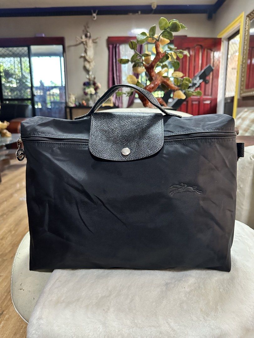 Longchamp handbag fit laptop (Category: Luxury Bags & Wallets) located in Davao. Submitted by vintagefashionwear (Listing ID 1460514010, Image 2). Description: .