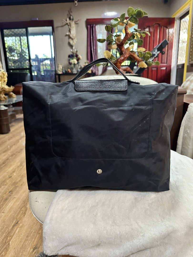 Longchamp handbag fit laptop (Category: Luxury Bags & Wallets) located in Davao. Submitted by vintagefashionwear (Listing ID 1460514010, Image 3). Description: .