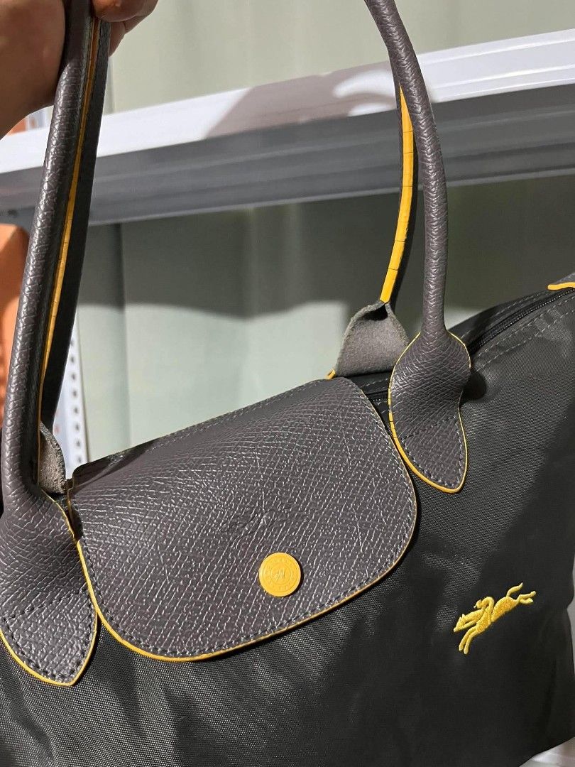 Longchamp tote bag (Category: Tote Bags) located in Carmen. Submitted by aquarius.00 (Listing ID 1460572905, Image 3). Description: excellent condition.