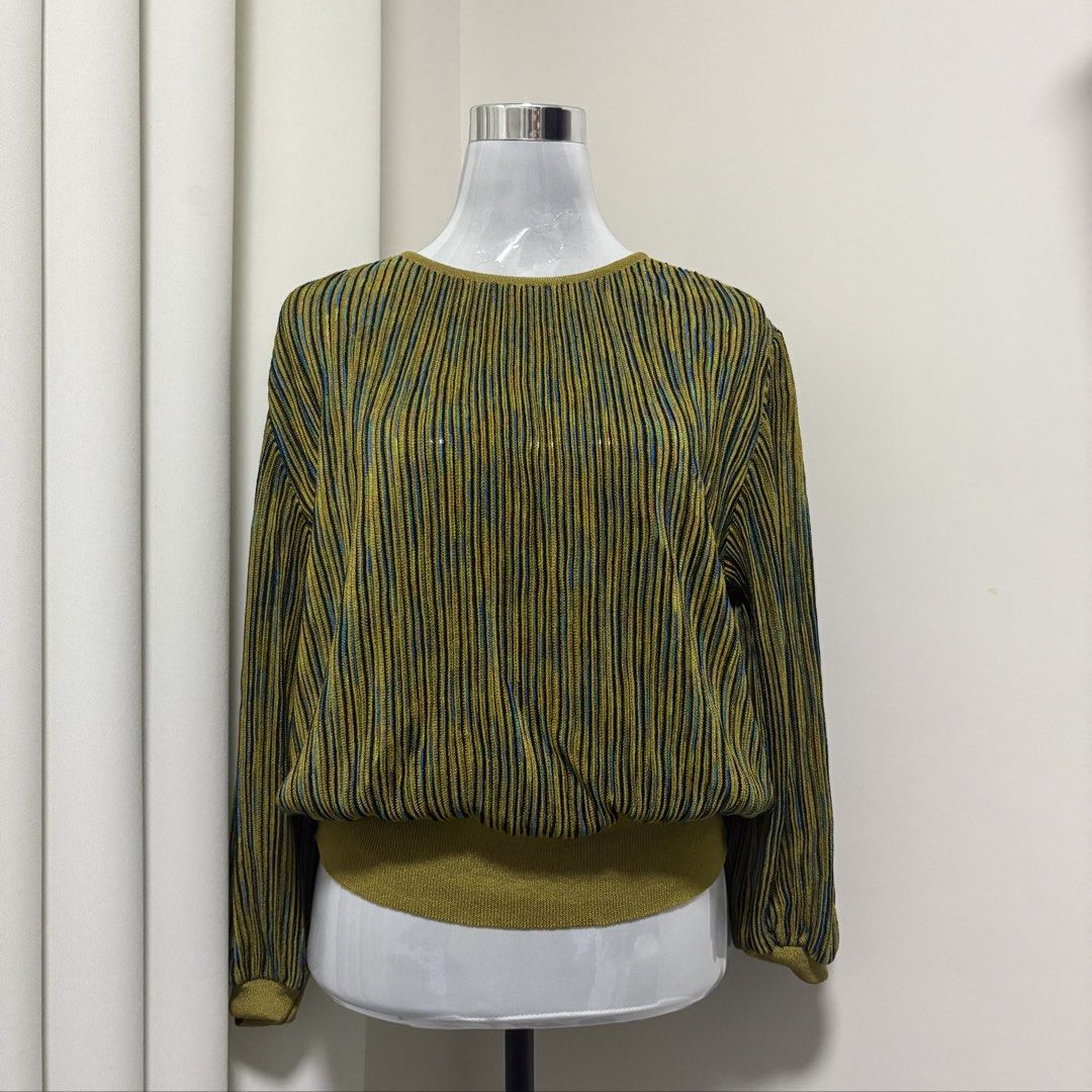 Longsleevs Top (Category: Longsleeves) located in Angeles City. Submitted by declutteredcloset_ (Listing ID 1460528291, Image 1). Description: .