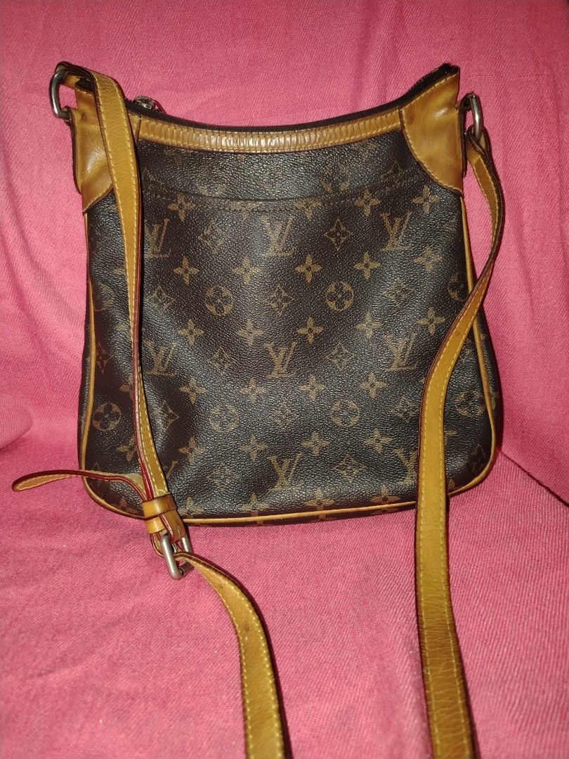 Louis vuitton (Category: Cross-body Bags) located in Tagum. Submitted by mjprelovedbags2020 (Listing ID 1460509097, Image 2). Description: No flaws ykk zip vintage.